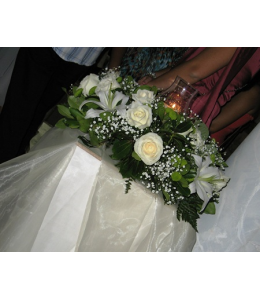 Στολισμός Γάμου Εξωτερικού Διαδρόμου Εκκλησίας με Λευκά Τριαντάφυλλα και Οριεντάλ